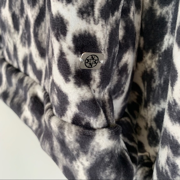 Nicole Miller Leopard Print Long Sleeve Top Sz XL - Picture 3 of 8